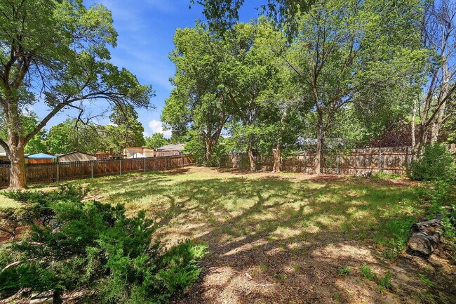 Building Photo - $1,895.95, 3-bed, 2-bath, located in Colorado Springs with Central AC.