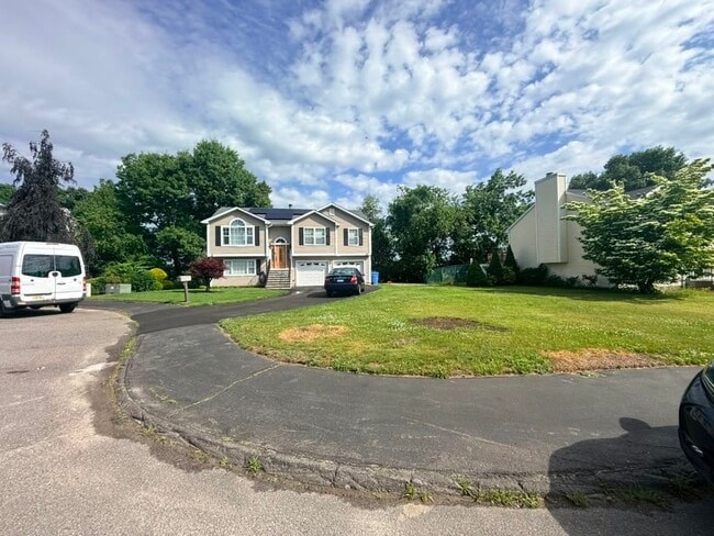 Building Photo - 13 Woodcrest Dr
