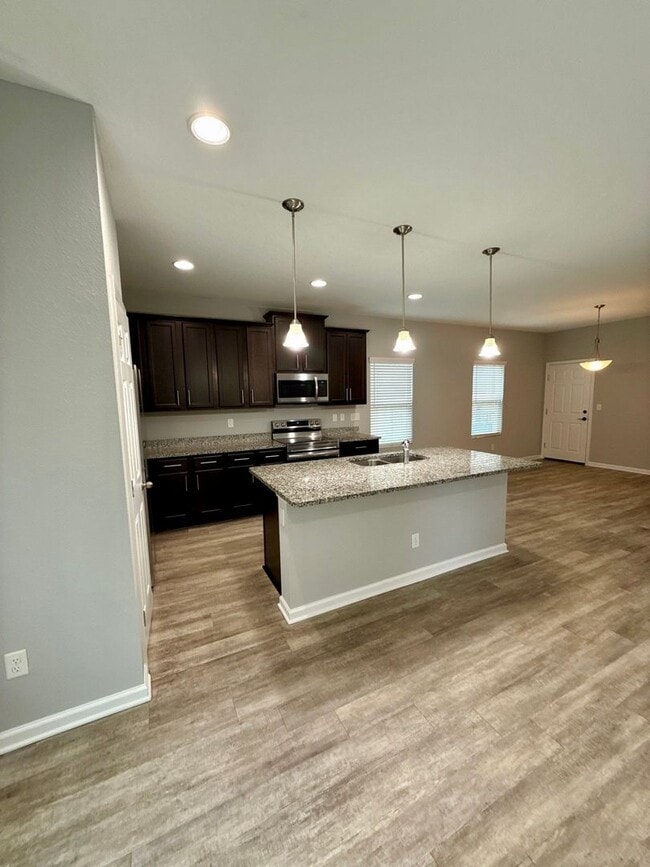Building Photo - Great 3 bed 2.5 Bath House close to Intrac...