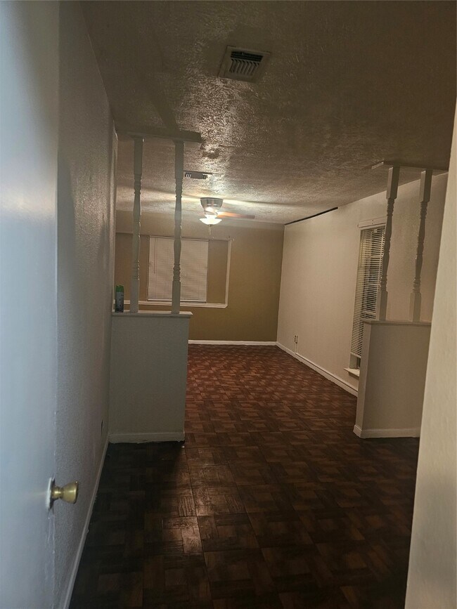 Building Photo - 4011 Alshire Dr