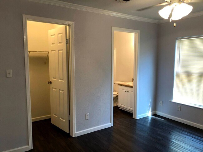 Building Photo - 140 Varsity Dr