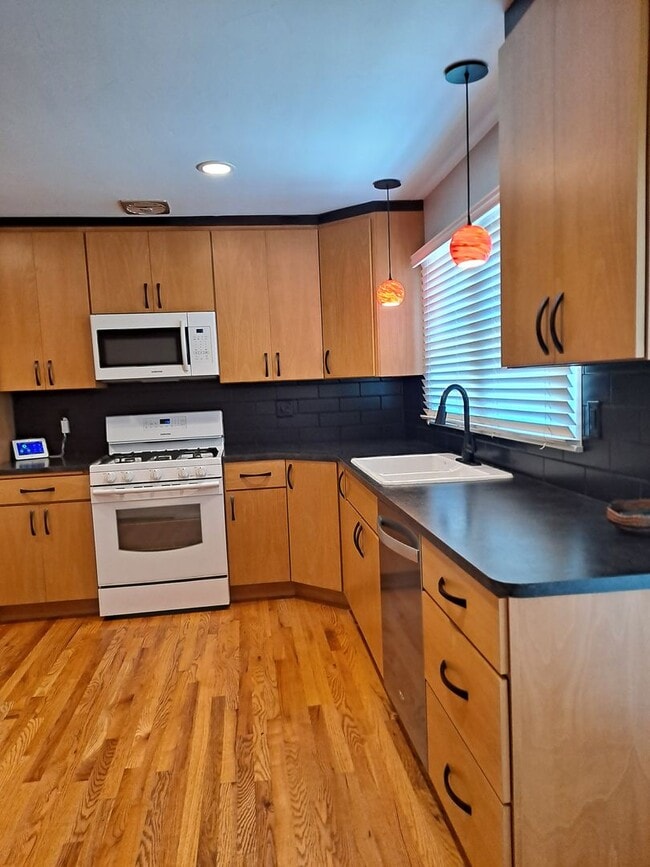 Building Photo - ALL PROSPECTIVE TENANTS MUST SUBMIT A $58 ...