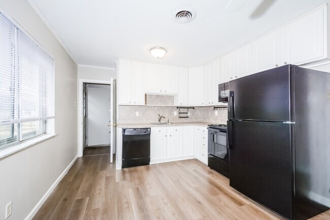 Building Photo - Fantastic 3bd/2ba home! Coming soon!