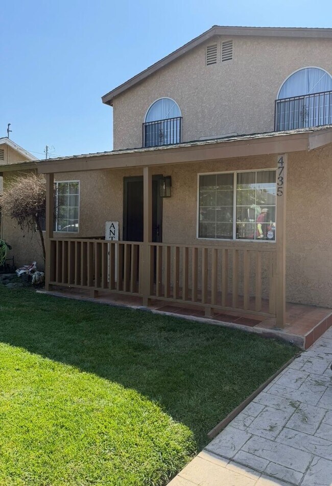 Building Photo - 5 Bed 3 Bath House Available Now!