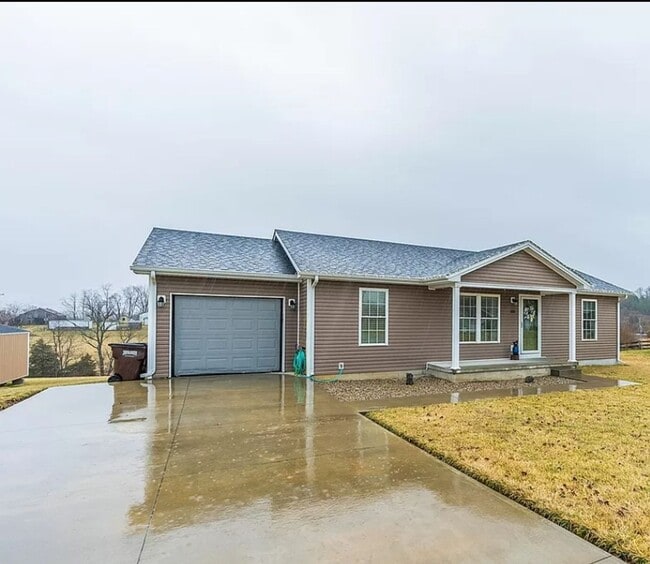 Building Photo - HELLO Georgeous 3 bdrm, 2 bath Single Fami...