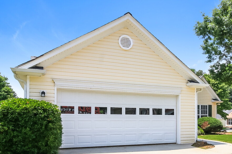 Building Photo - 180 Lake Cove Approach