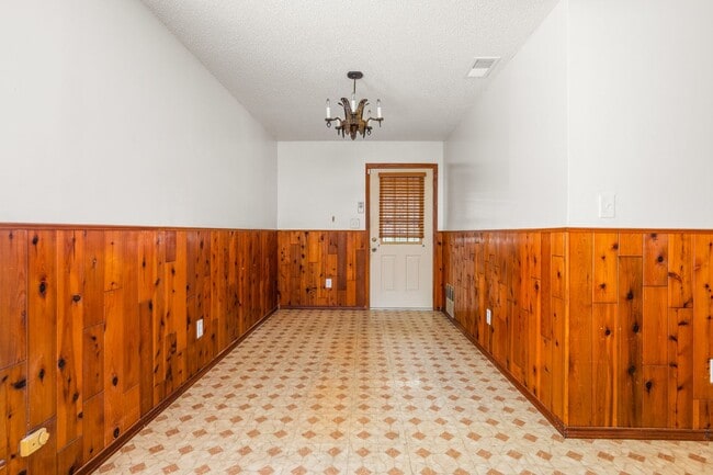 Building Photo - Check Out this 2 bed 1 bath in Alexandria