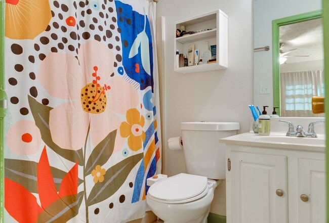 Building Photo - Convenient to campus and Five Points- Jamestown condo for rent