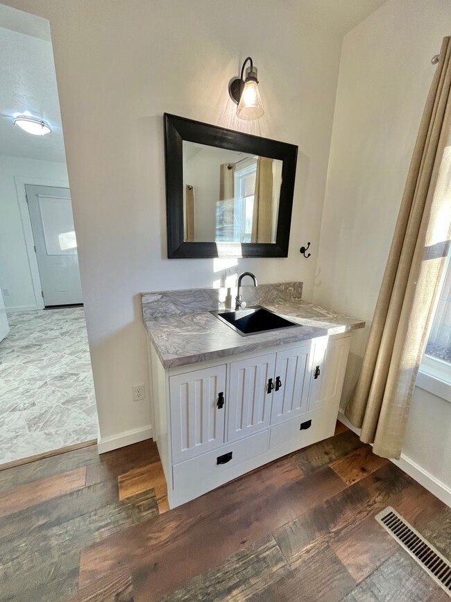 Building Photo - Spacious Fully Remodeled Ground Floor Duplex!