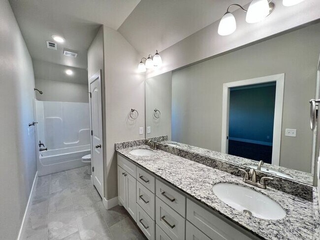 Building Photo - Single-Family Home- Desirable Cedarwood Plan