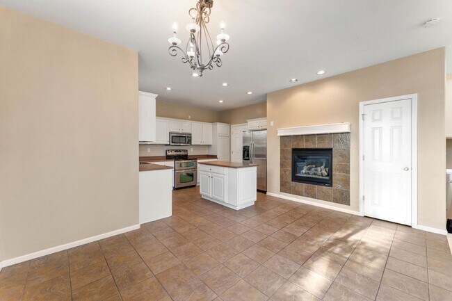 Building Photo - The Hearth of Highlands Ranch - 3bed + off...