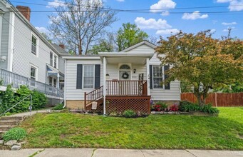 Building Photo - Cute bungalow house. | Available April | 6 month Lease