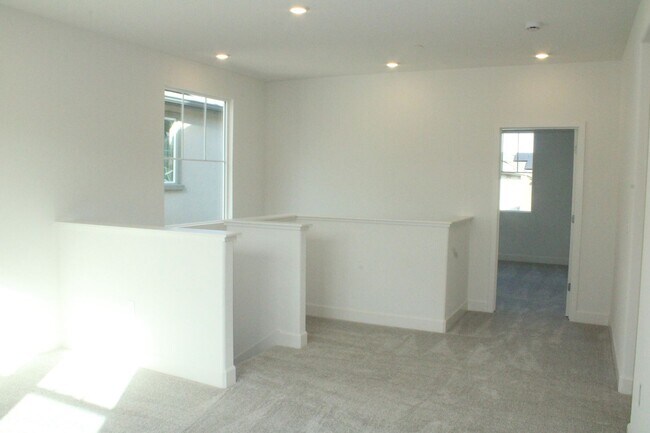 Building Photo - ***PENDING*** 4 Bedroom / 3 Bath House with Solar in San Marco Community-Close to Bart!