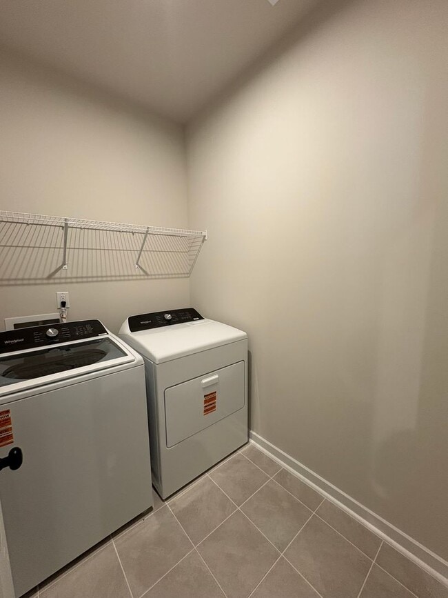 Building Photo - Beautiful End Unit Townhome in Griffith Lakes