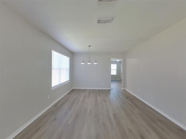Building Photo - 3607 Lakeaires Ln