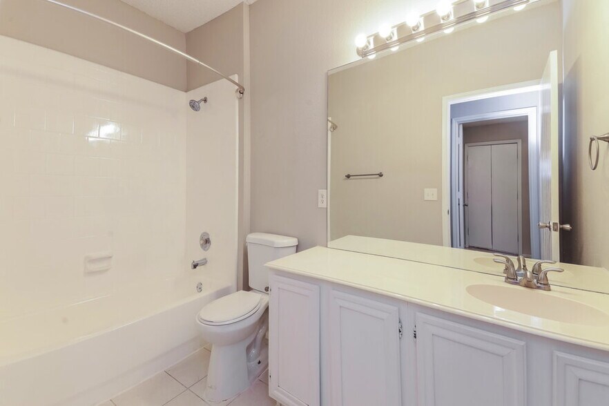 Building Photo - 742 River Oak Way