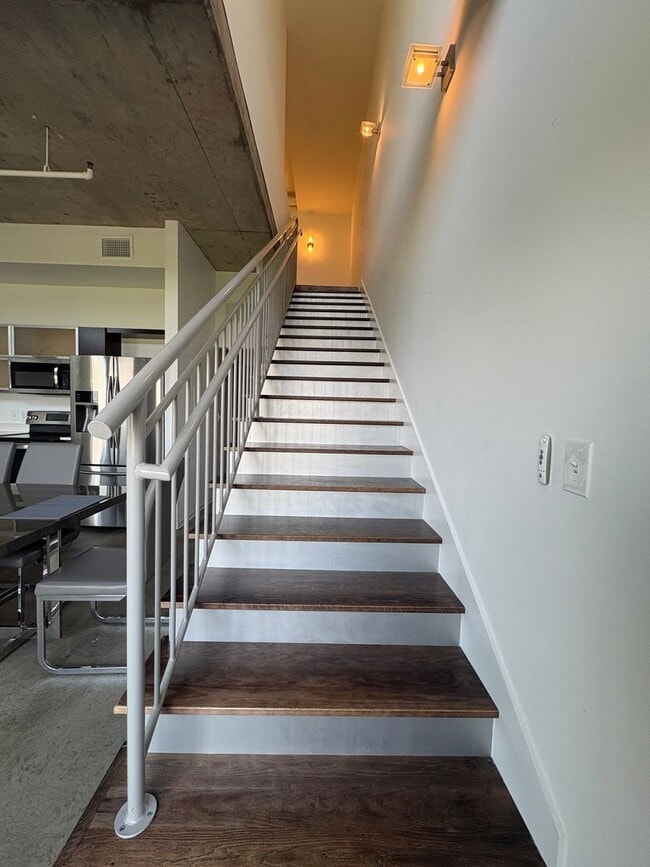 Building Photo - Enormous Loft With Downtown Views