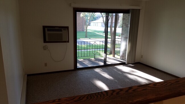 Building Photo - 820 Roberts Ave