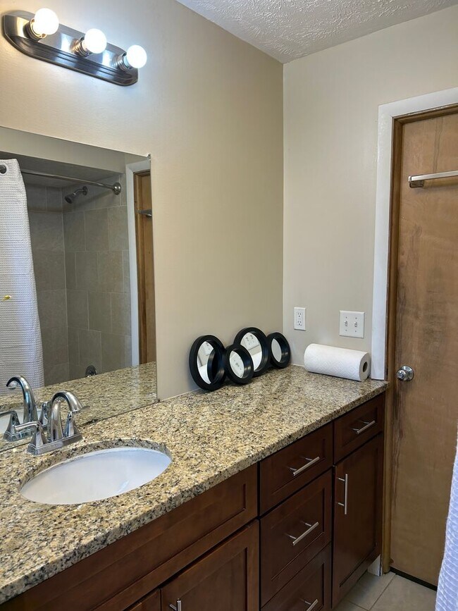 Building Photo - Brick Ranch for Rent in Highland  HTS close to the freeway