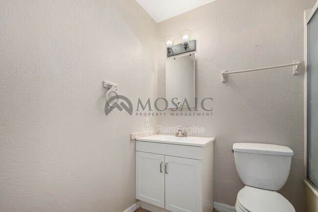 Building Photo - 426 E 8th Ave