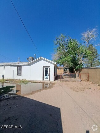 Building Photo - 619 NE Camp St