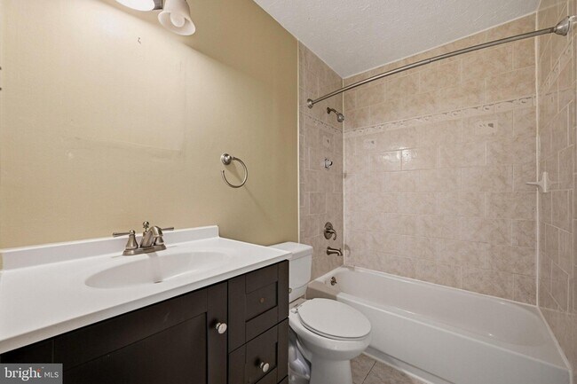 Building Photo - 16 Meadowside Ct