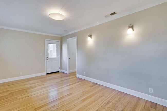 Building Photo - 32-32A Annie Laurie Avenue