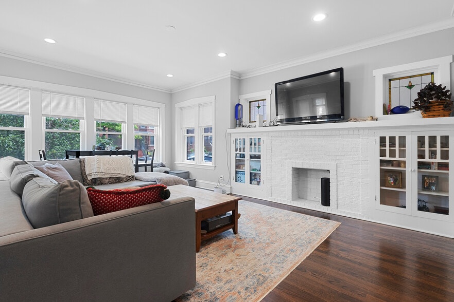 Primary Photo - 2221 W Addison St