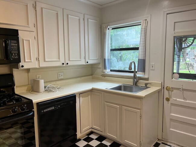 Building Photo - Charming 1950's midtown bungalow near 41st and Peoria