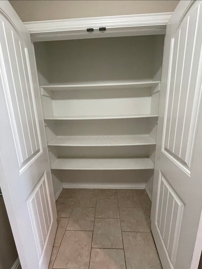 Building Photo - 4820 Lakeshore Dr