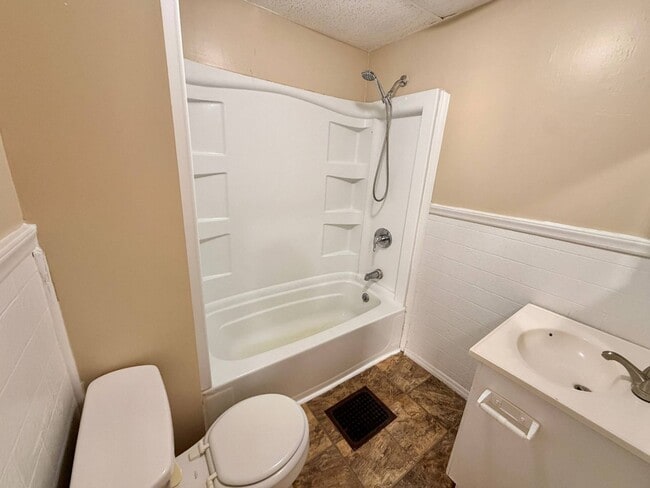 Building Photo - 210 N Ash Ave