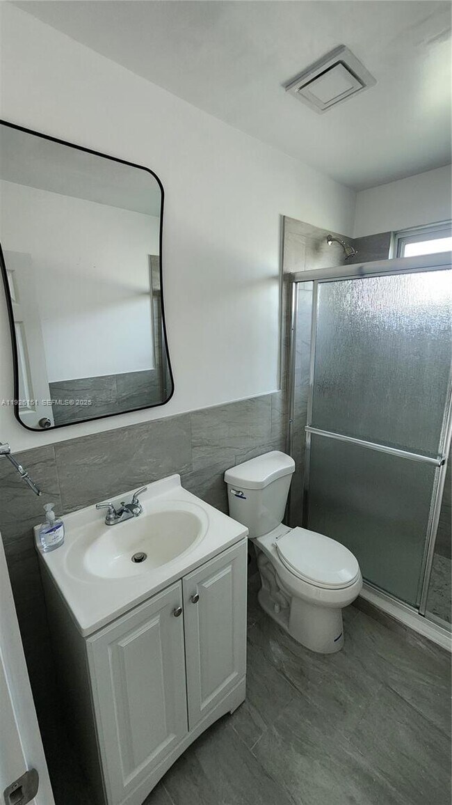 Building Photo - 4555 SW 32nd Ave