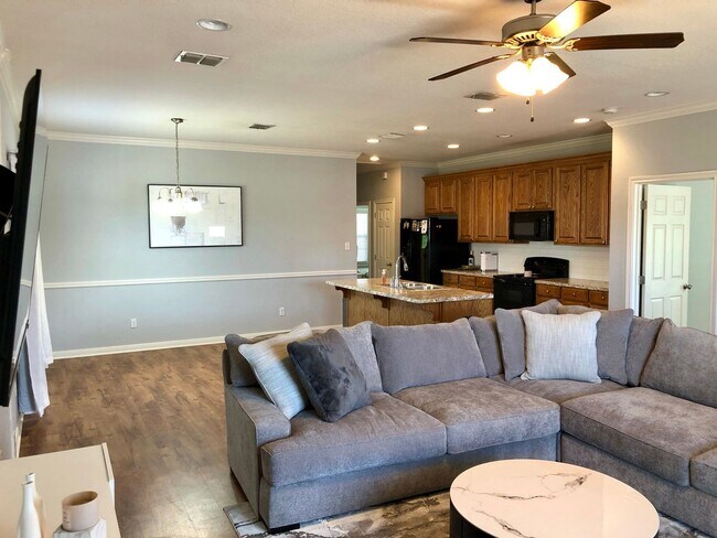 Building Photo - 3BR/3BA House Near Campus