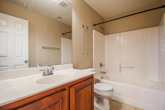 Building Photo - Luxurious Retreat in the Heart of Las Vegas