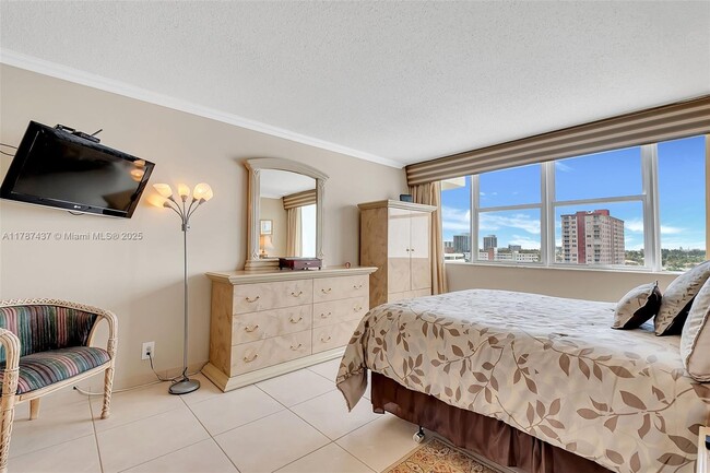 Building Photo - 3140 S Ocean Dr