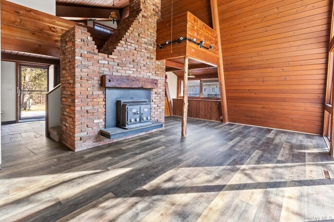 Building Photo - 304 Lake Lodge Dr