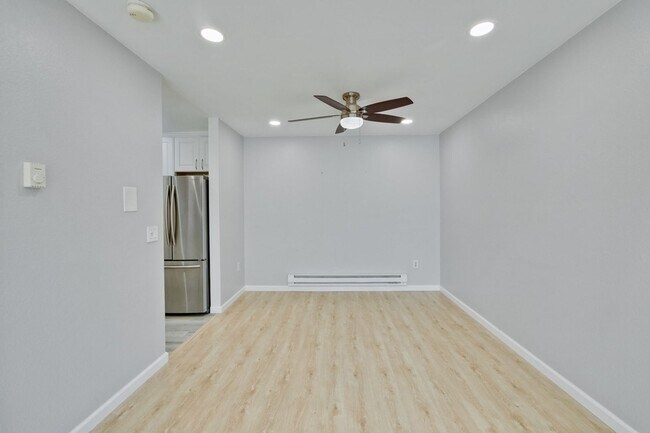 Building Photo - Remodeled 2 Bed 2 Bath Modern Condo with Bonus Loft Area