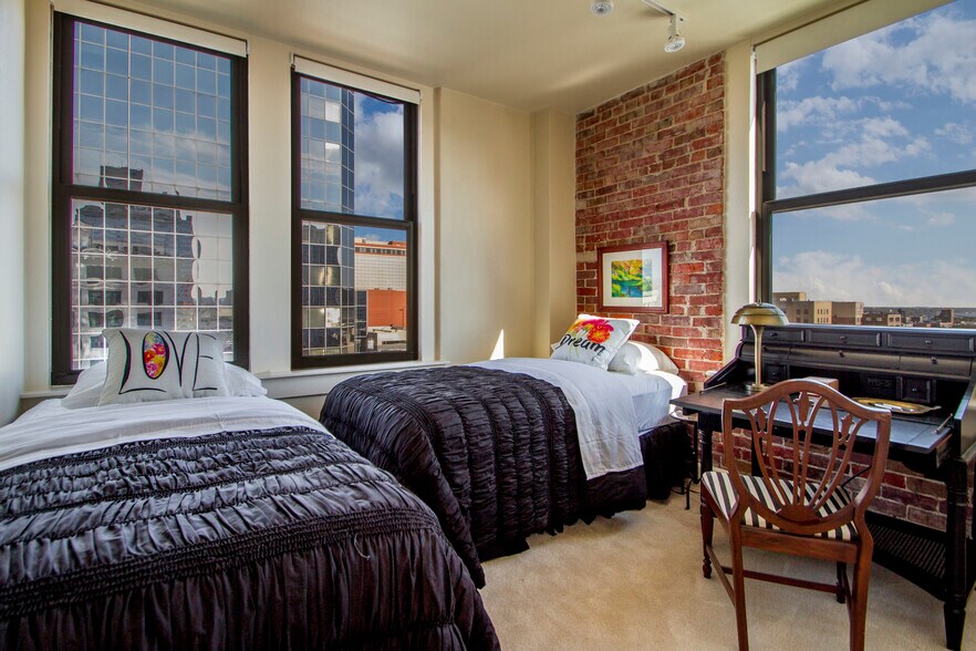 Building Photo - 221 W 2nd St