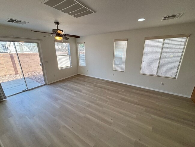 Building Photo - Gorgeous 3bed/1bath w/ 2 Car Garage located in Henderson!