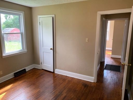 Building Photo - Beautiful 2 Bedroom 1 Bath Home