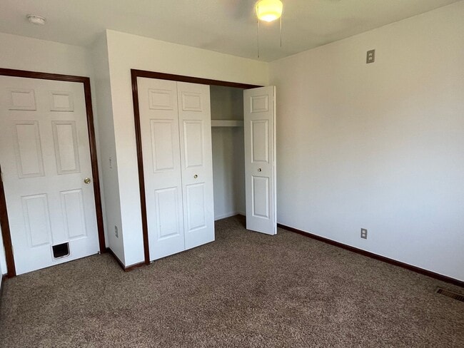 Building Photo - Clinton Twp Home-4-Bedroom, 2.5 Baths, Lau...