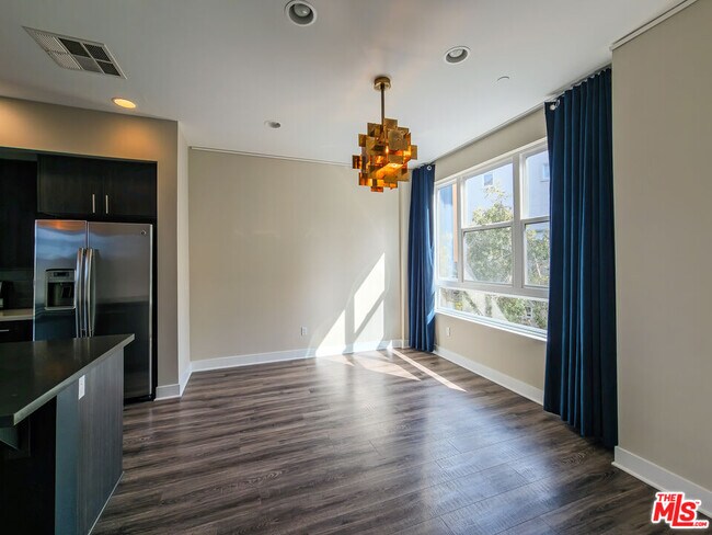 Building Photo - 2753 Waverly Dr