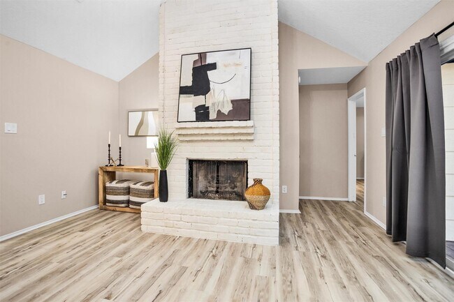 Building Photo - 6 Spurwood Ct