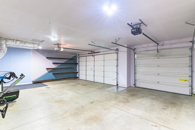 Building Photo - Private Oasis with Panoramic Mountain Views – 4 BR Plus Bonus Room / Office