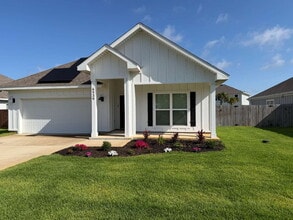 Building Photo - "Charming 4-Bed Oasis with Granite Touches in Gulf Breeze – Solar Panels !"
