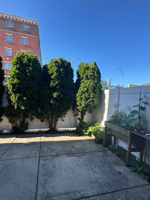 Patio - 1901 S Louie Pkwy