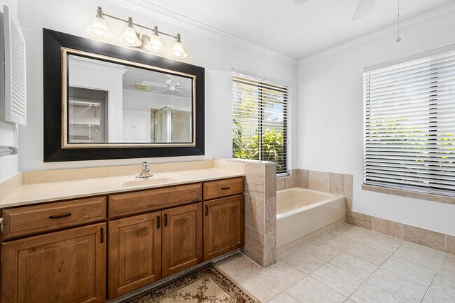 Building Photo - 2041 SE Floresta Dr