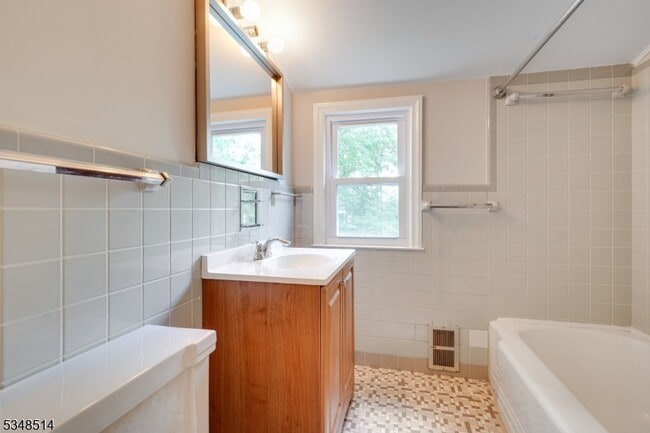 Building Photo - 51 Evergreen Rd