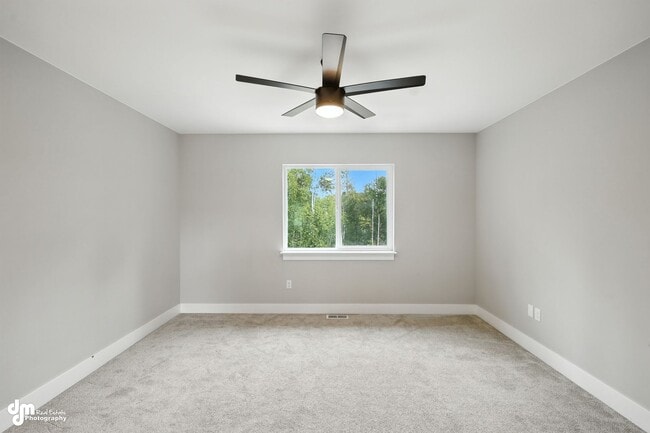 Building Photo - Charming & Updated 4BD/2.5BA!