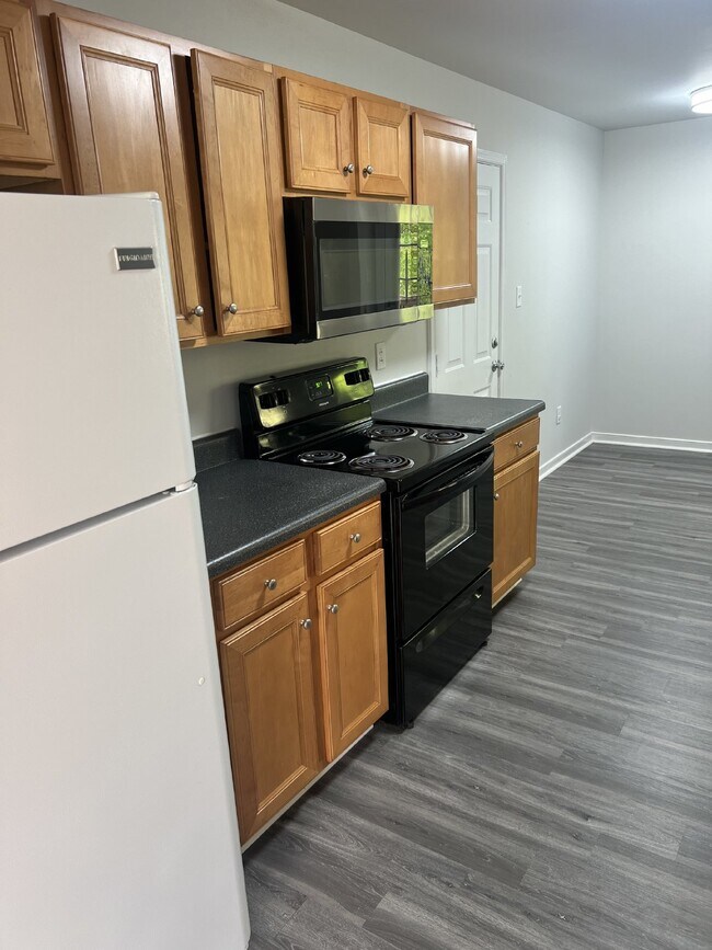 Building Photo - Spacious 6-Bedroom Home with 3 Bathrooms i...